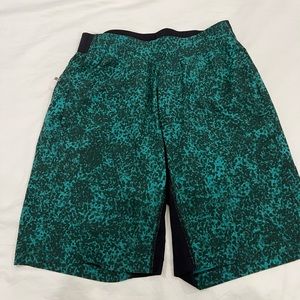 Lululemon Men T.H.E 9” Shorts Green Black Print Liner